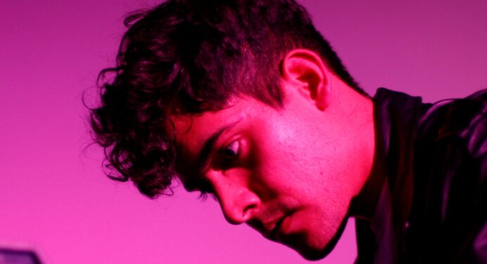 Mira el nuevo bizarro e incómodo video de Neon Indian