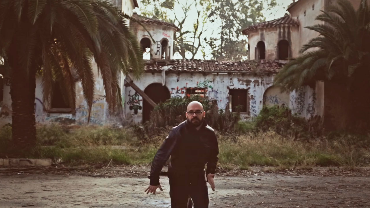 Carlos Angola estrena el video de “El Rebote”
