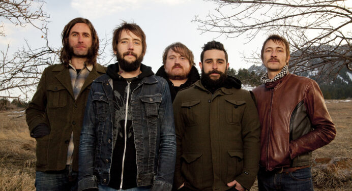 Asiste a la monstruosa fiesta de Band Of Horses en su nuevo vídeo