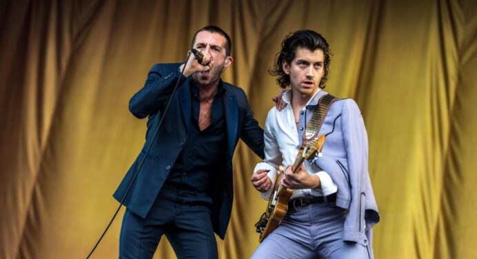 The Last Shadow Puppets y Johnny Marr tocan una canción de The Smith en vivo