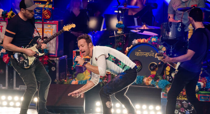 Coldplay y Michael J. Fox versionan canciones de Back To The Future