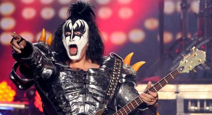 Gene Simmons se cae de espaldas en un concierto de Kiss