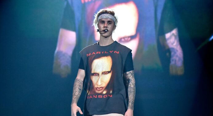 Justin Bieber vende franelas de Marilyn Manson como mercancía de su Purpose Tour