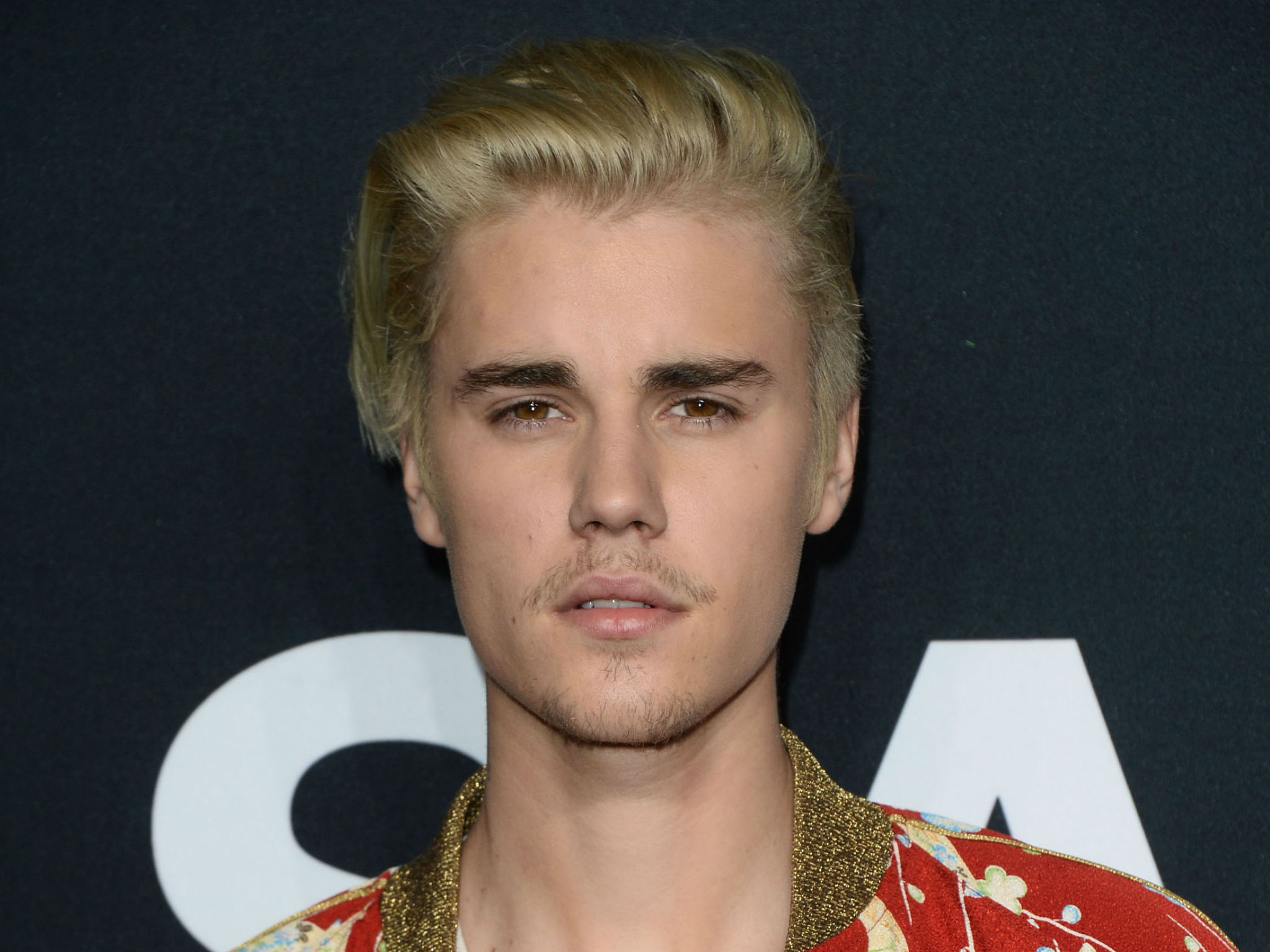 Justin Bieber pide a un fan que no le lance regalos