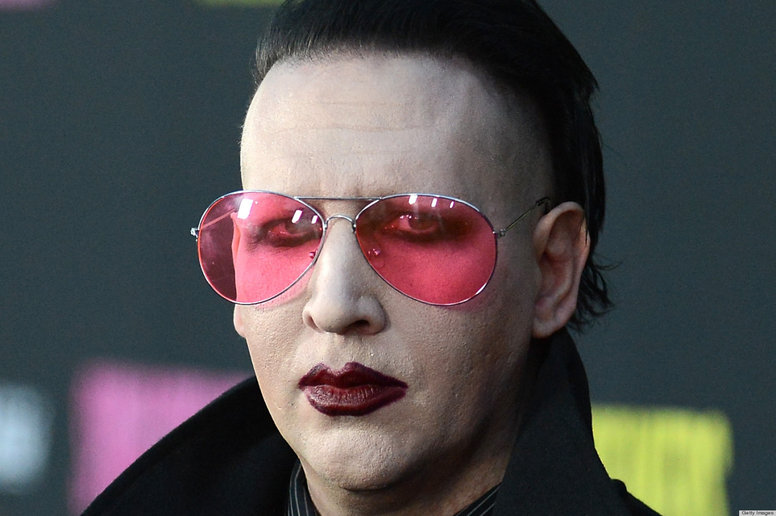 Marilyn Manson cae del escenario en plena canción