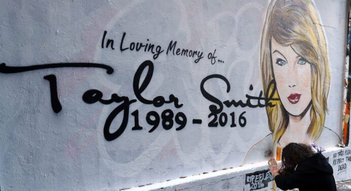 El Mural en memoria de Taylor Swift fue alterado ahora con la cara de Kanye West