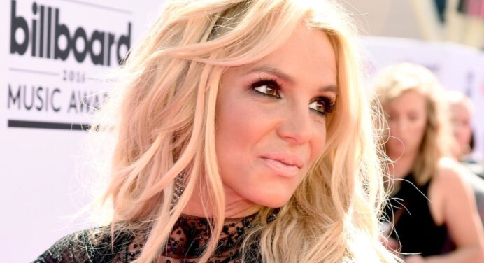 Escucha “Clumsy” otro nuevo tema de Britney Spears