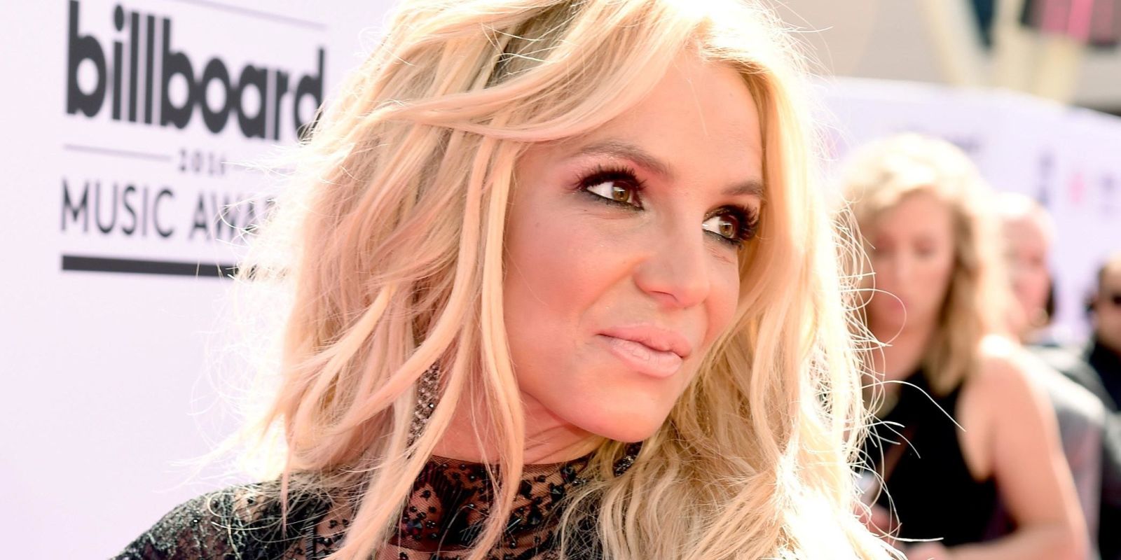 Escucha “Clumsy” otro nuevo tema de Britney Spears