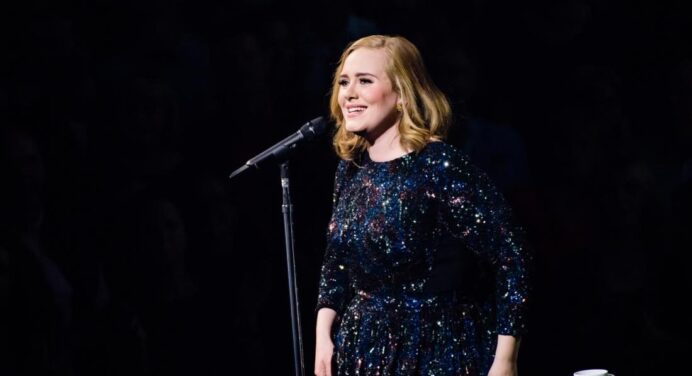 Adele acepta ir a la boda de una pareja de fanáticos