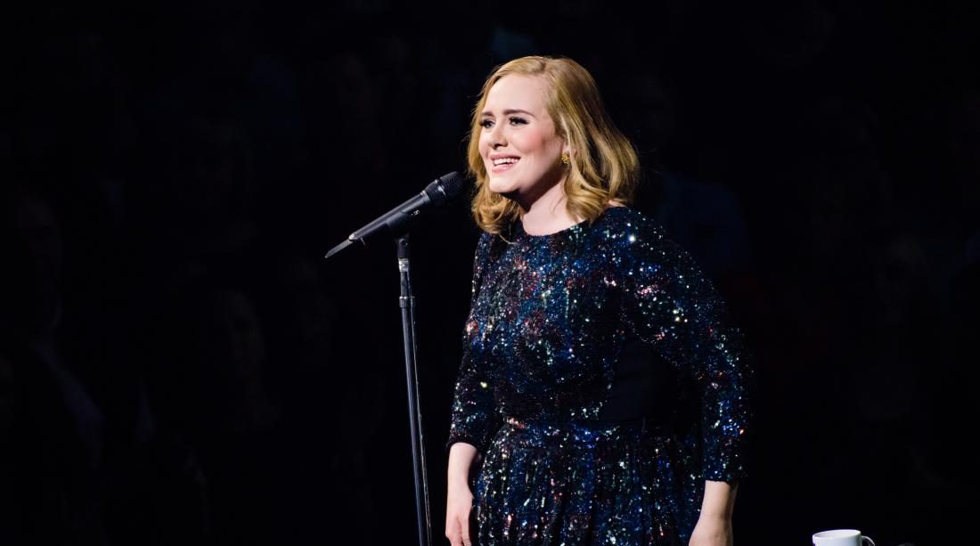 Adele acepta ir a la boda de una pareja de fanáticos