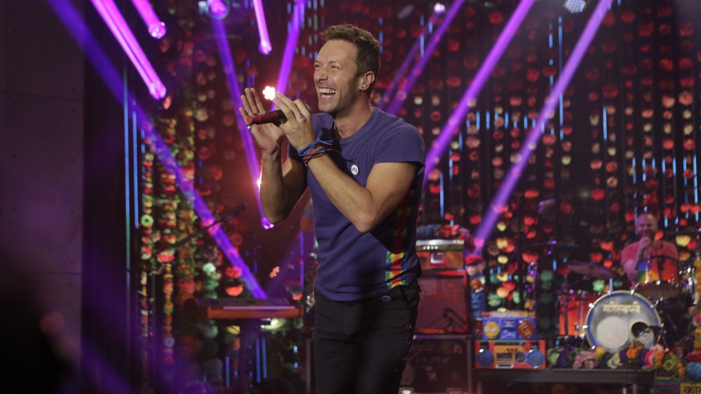 Coldplay le rinde tributo a Prince junto a James Corden