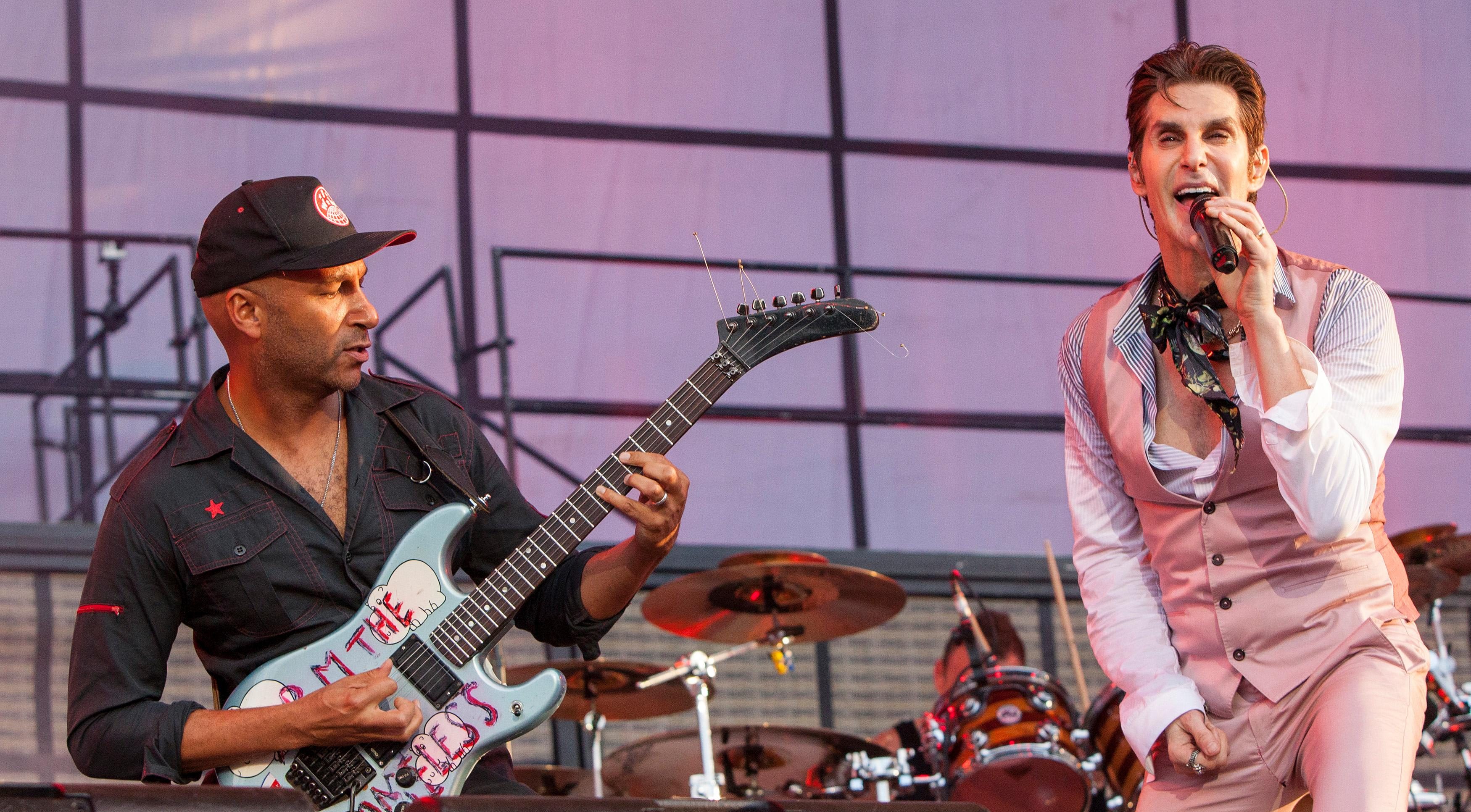 Tom Morello y Jimmy Chamberlin de The Smashing Pumpkins fueron los invitados de Jane’s Addiction en el Lollapalooza.