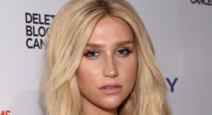 Kesha pide a sus seguidores que consigan una chaqueta que perdió durante un concierto el domingo
