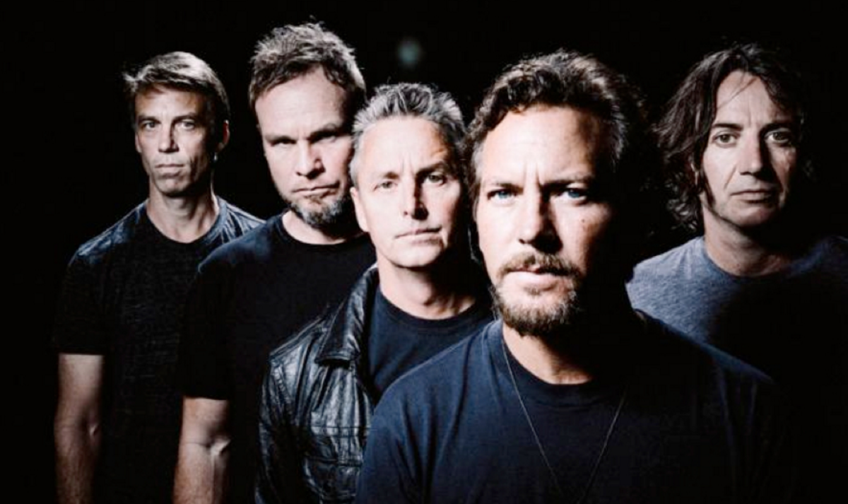 Pearl Jam versiona “Rockin’ In The Free Word” junto a J. Mascis de Dinosaur Jr. y “Draw The Line” Junto al bajista de Aerosmith
