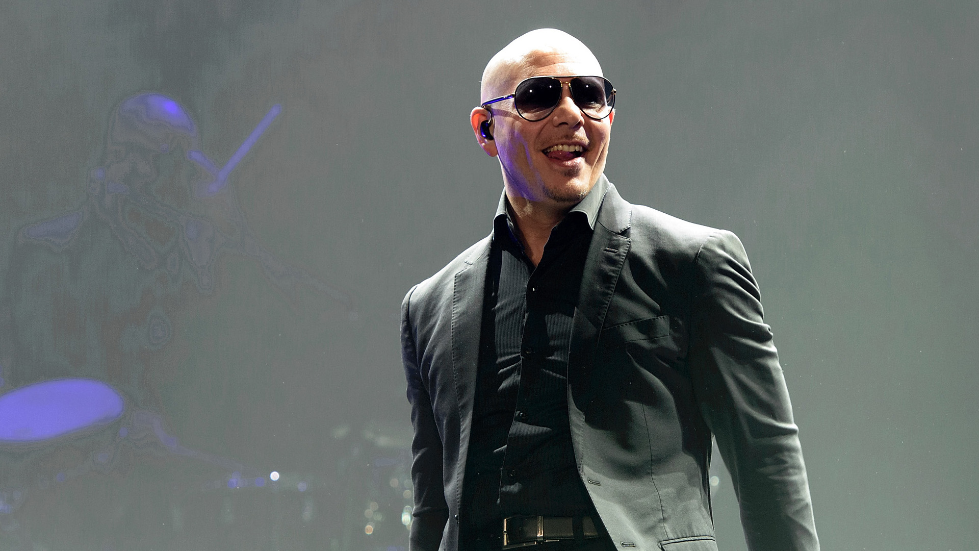 Pitbull publica “Greenlight” para anunciar ‘Climate Change’ con las colaboraciones de J. Lo, Enrique Iglesias y ¿Travis Barker?