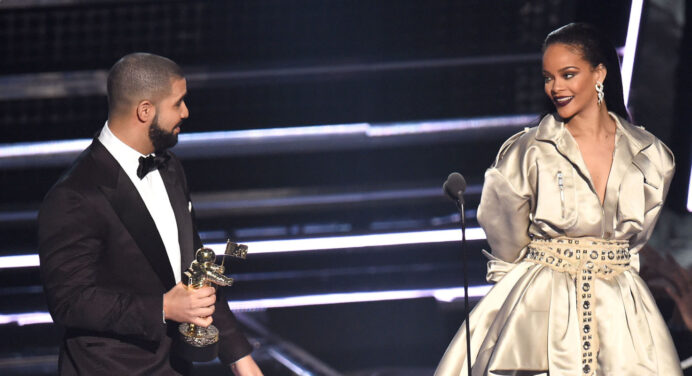 Drake entregó su amor y el Vanguard Award a Rihanna en los VMAs de MTV