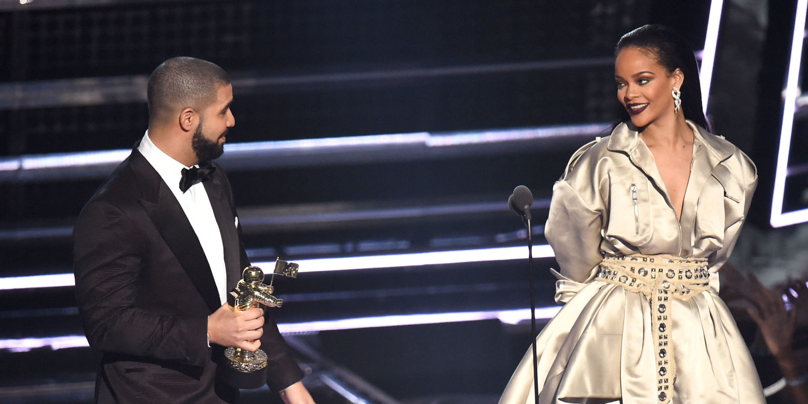 Drake. Rihanna. Vanguard Award. MTV. VMAs. Cúsica Plus
