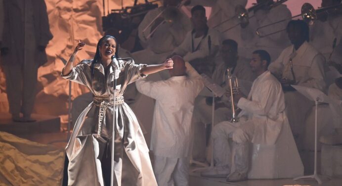 Rihanna recibe el Vanguard Award de los VMAs haciendo un recorrido musical por su carrera