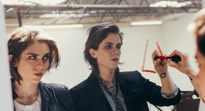 Tegan & Sara estrenan el video de “Fade Out”, su contribución para ‘The intervention’