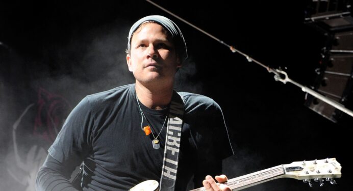 Tom Delonge habló sobre el Punk, Joe Strummer y su encuentro con Liam Gallagher