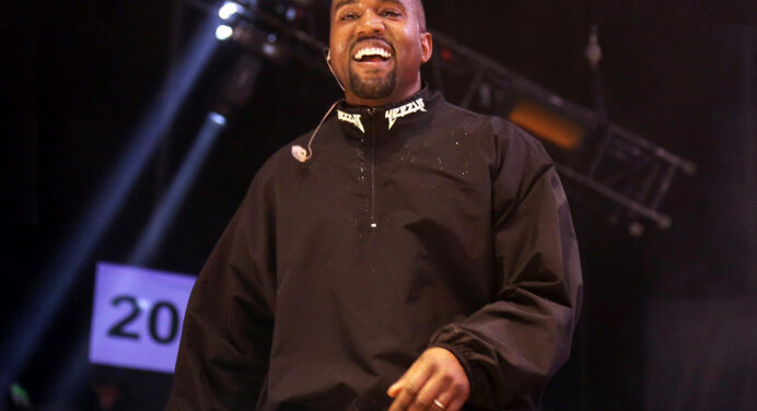 Kanye West le canta a una fanática durante un concierto en Miami