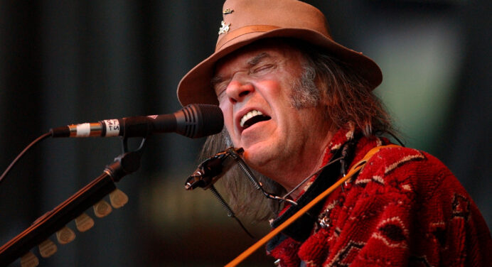 Neil Young estrena nueva canción “Indian Givers” con video