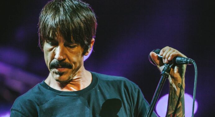 Anthony Kiedis se pinta de blanco en el nuevo video de Red Hot Chili Peppers