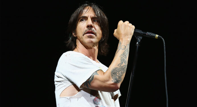Imaginen a Anthony Kiedis de Red Hot Chili Peppers en colaboración con Harry Styles porque podría pasar