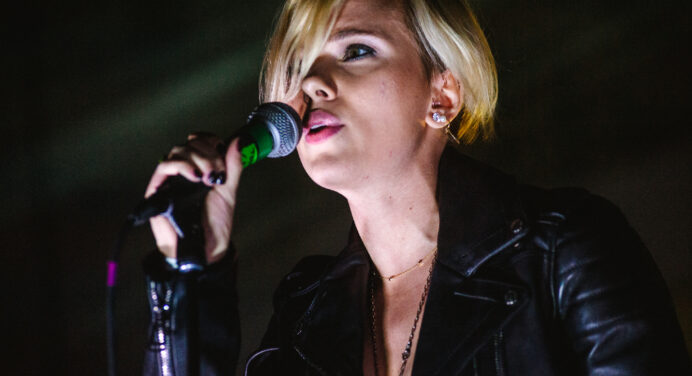 La banda de Scarlett Johansson versiona a New Order para beneficencia