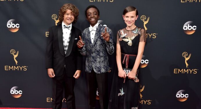 Los niños de ‘Stranger Things’ cantaron “Uptown Funk” de Mark Ronson y Bruno Mars en los Emmys