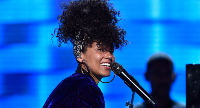 Alicia Keys se presentó en Time Square donde cantó “Empire State of Mind” junto a Jay Z