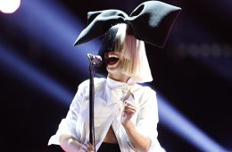 Sia publica los temas “Confetti”, “Midnight Decisions” y “Jesus Wept”. Cúsica Plus