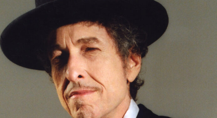 Para celebrar su Premio Nobel de Literatura Bob Dylan vuelve a tocar la guitarra luego de cuatro años