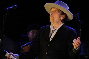 Bob Dylan apareció y aceptó el Premio Nobel de Literatura. Cúsica Plus