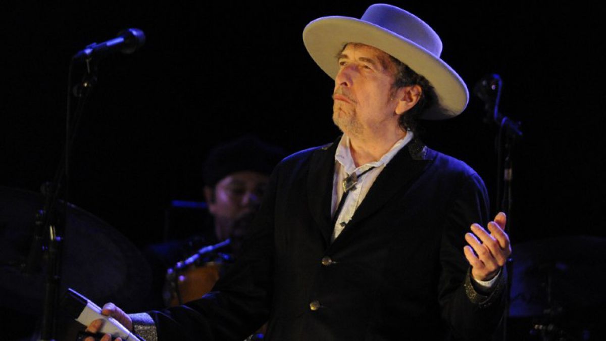 Bob Dylan apareció y aceptó el Premio Nobel de Literatura. Cúsica Plus