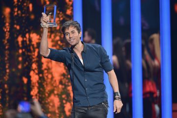 Enrique Igleisas se impone en los Latin American Music Awards 2016. Cúsica Plus