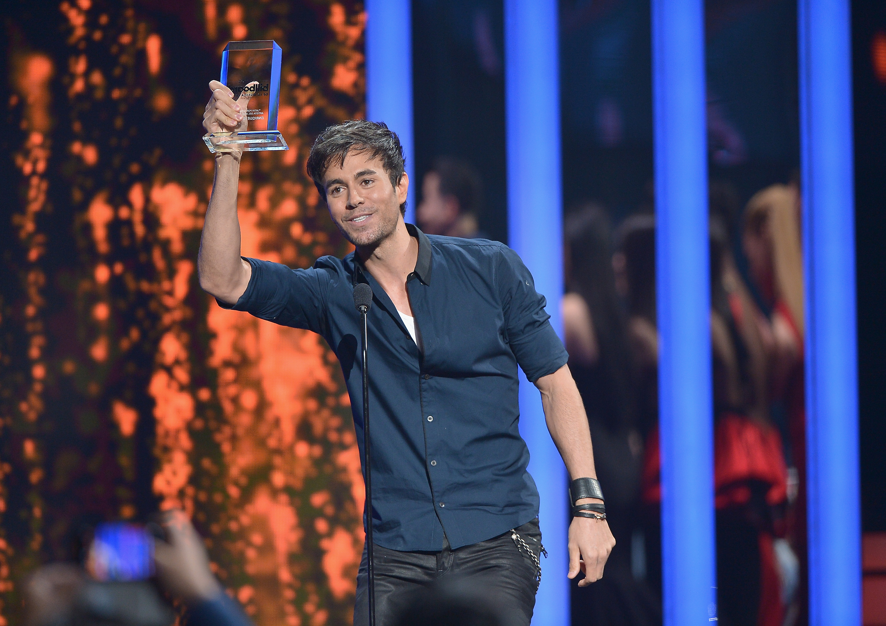 Enrique Igleisas se impone en los Latin American Music Awards 2016. Cúsica Plus