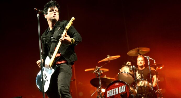 Green Day interpreta su sencillo “Bang Bang” en The Tonight Show de Jimmy Fallon