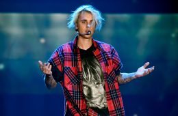 Justin Bieber pide a sus fans en Birmingham, Inglaterra que no griten pues es "repulsivo". Cúsica Plus