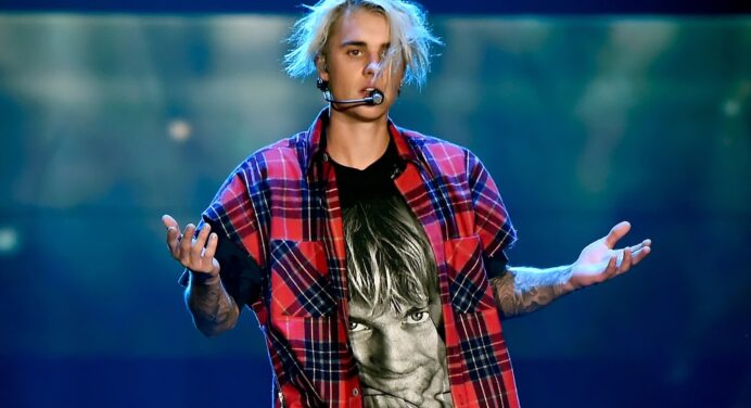Justin Bieber pide a sus fanáticos que no griten durante un concierto en Inglaterra