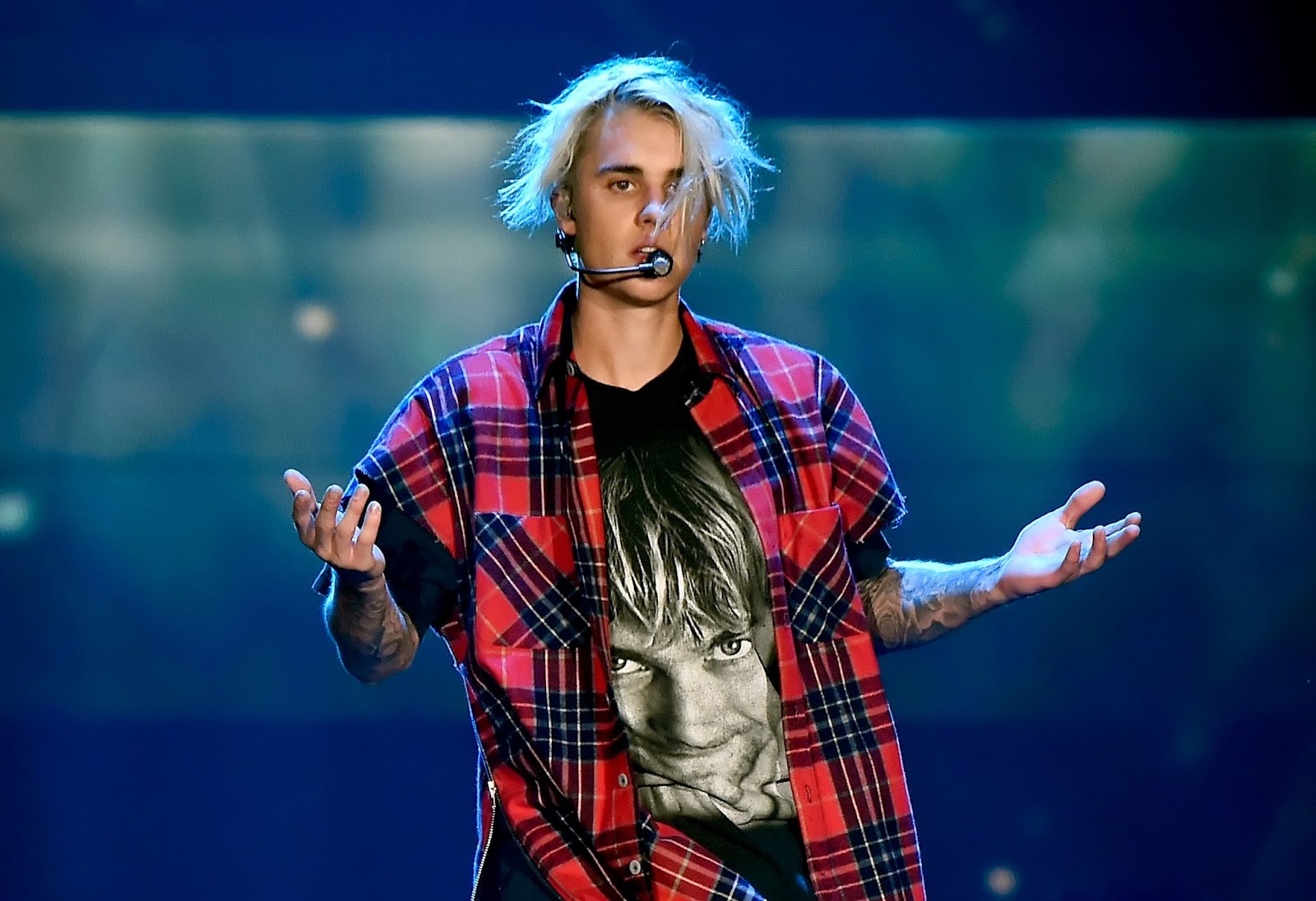 Justin Bieber pide a sus fans en Birmingham, Inglaterra que no griten pues es "repulsivo". Cúsica Plus