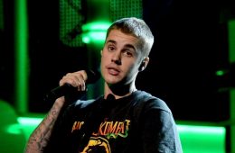 Justin Bieber no soportó los gritos de sus fanáticos y abandonó la tarima en Inglaterra. Cúsica Plus