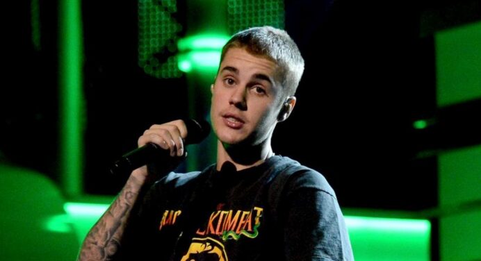 Justin Bieber no soportó los gritos de sus fanáticos y abandonó la tarima en Inglaterra