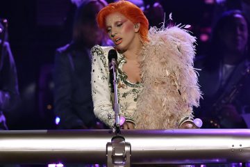 Antiguo Baterista de David Bowie declaró haber odiado el tributo que le hizo Lady Gaga en los Grammy. Cúsica Plus