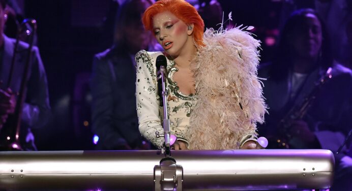 Antiguo Baterista de David Bowie declaró haber odiado el tributo que le hizo Lady Gaga en los Grammy