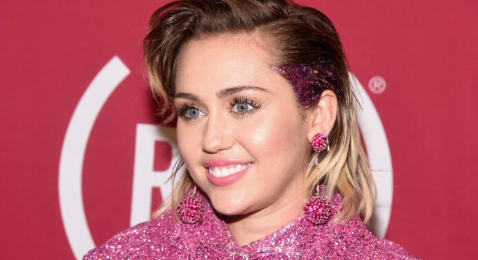 Mira el emotivo dueto de Miley y Billy Ray Cyrus