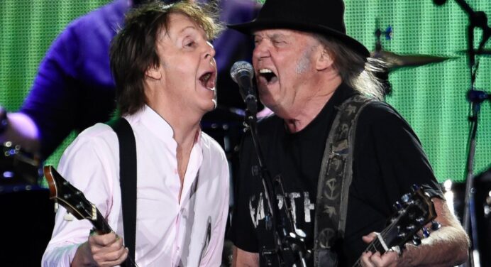 Neil Young y Paul McCartney se unieron en el Desert Trip para tocar canciones de The Beatles