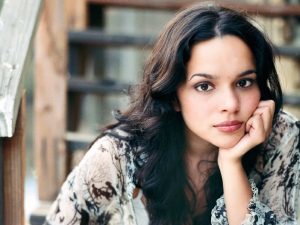 Norah Jones versionó a Neil Young en la reciente edición de The Late Late Show con James Corden. Cúsica Plus