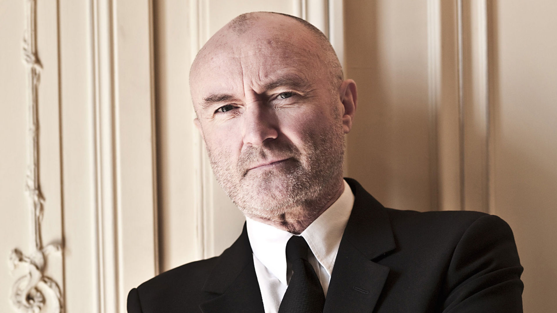 Phil Collins tocó “In The Air Tonight” junto a The Roots en The Tonight Show. Cúsica Plus