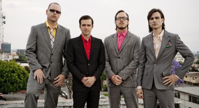 Escucha la nueva canción de Weezer, “Fake Smiles and Nervous Laughter”